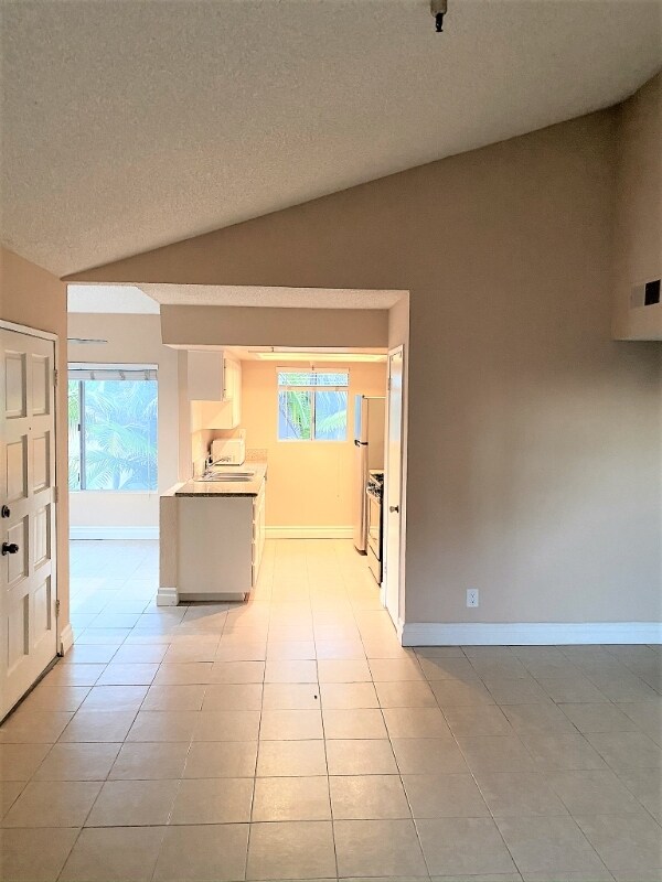 Building Photo - 139 Avenida Miramar