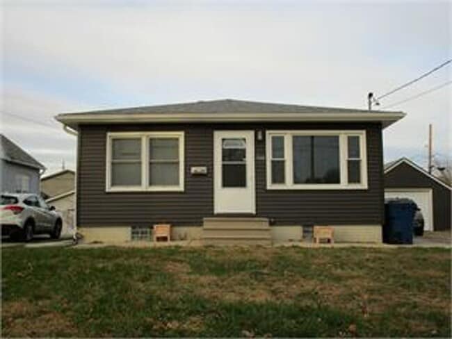 Building Photo - 4 bed/2 bath with 2nd Living room!