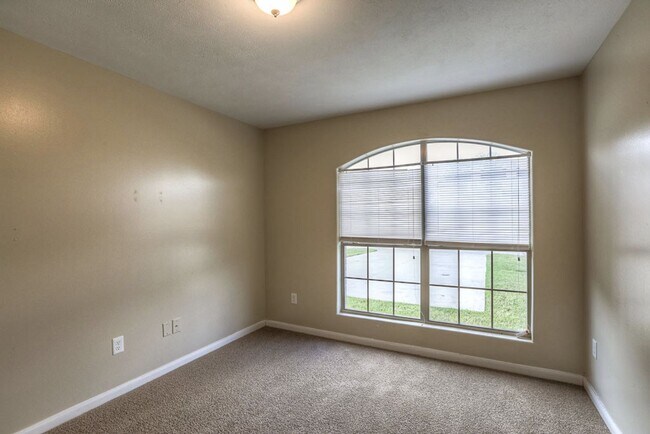Building Photo - Pine Landing Townhomes - Ask for MOVE IN SPECIALS