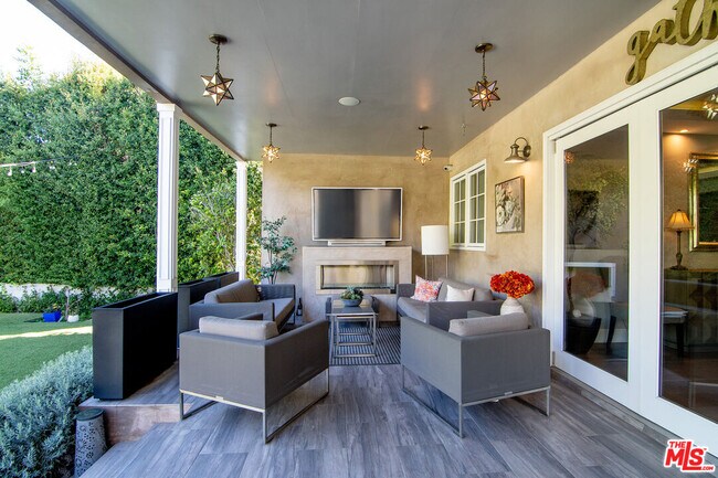 Building Photo - 9145 Sawyer St