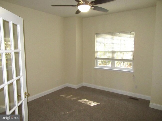 Building Photo - 23 Blackbird Ct