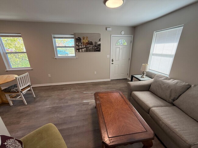 Building Photo - 213 N Ann St