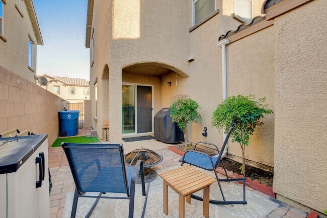 Building Photo - Stunning 3 Bed Home with Loft, Den & Upgraded Kitchen