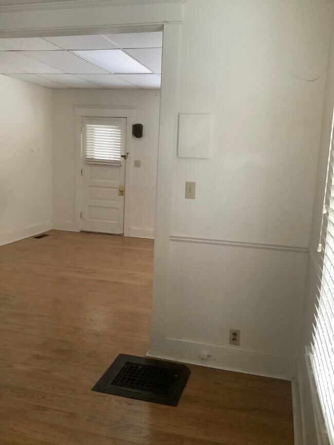 Building Photo - 127 Oak St