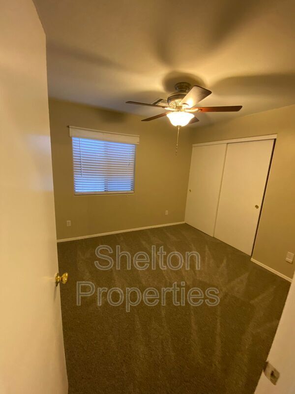 Building Photo - 10834 W Wilshire Dr