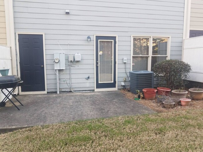 Building Photo - Acworth Town Home