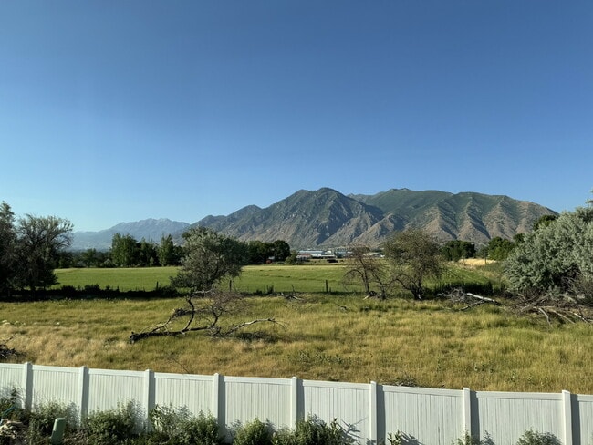 Building Photo - End Unit - 3BD 2.5 BA 2GA - Modern Living