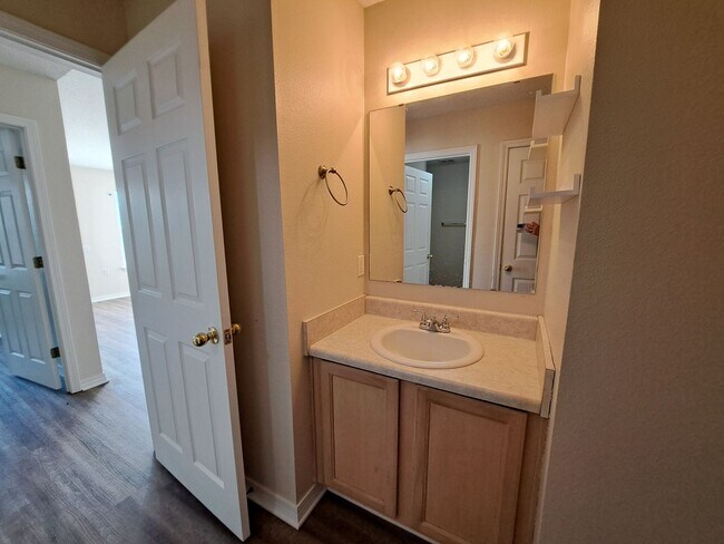 Building Photo - Cute 2BR/1BA in NE Pensacola