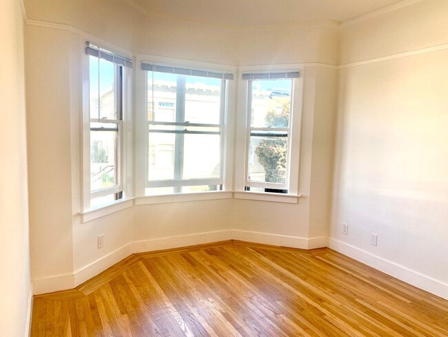 Building Photo - Richmond Dist. Bright 1 Bed/! Bath Flat w/ Hardwood Floors and Walk In Closets