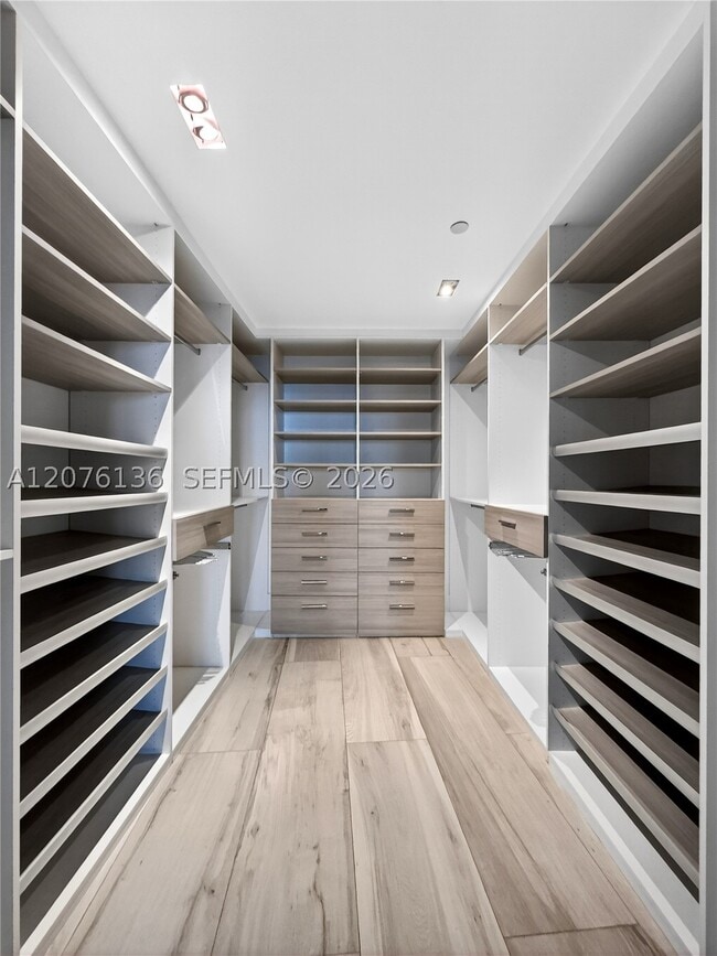 Building Photo - 2020 N Bayshore Dr