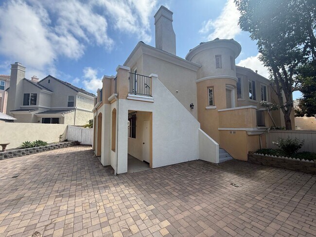 Building Photo - Spacious 3BR/2.5BA Home with Gated Communi...
