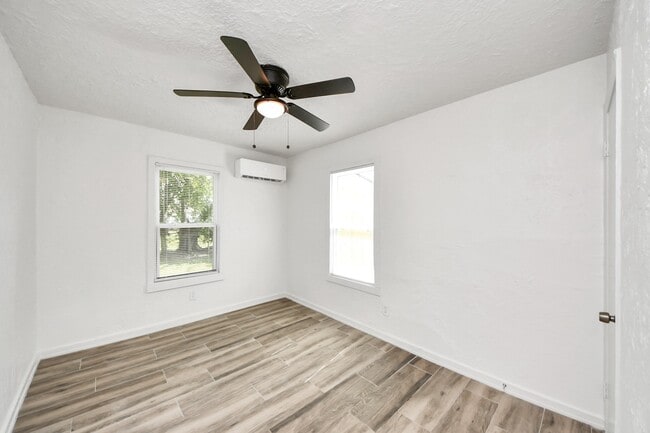 Building Photo - 406 73rd St