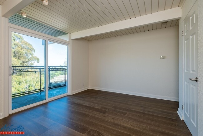 Building Photo - Stunning & Spacious Home | Panoramic Views