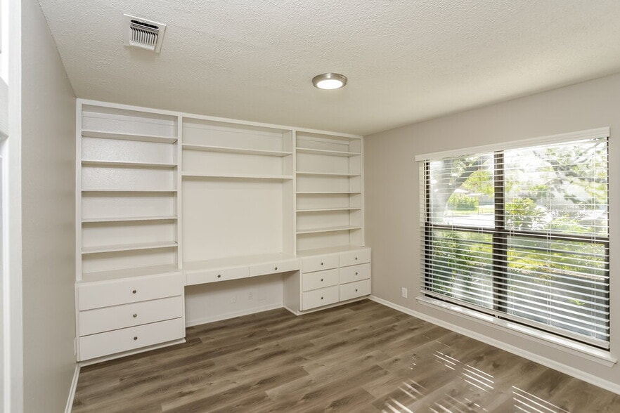 Building Photo - 13810 Hunters Hawk