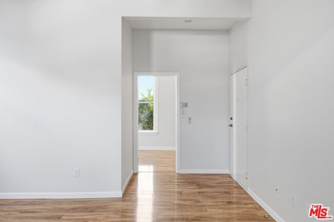 Building Photo - 141 W Ave 31