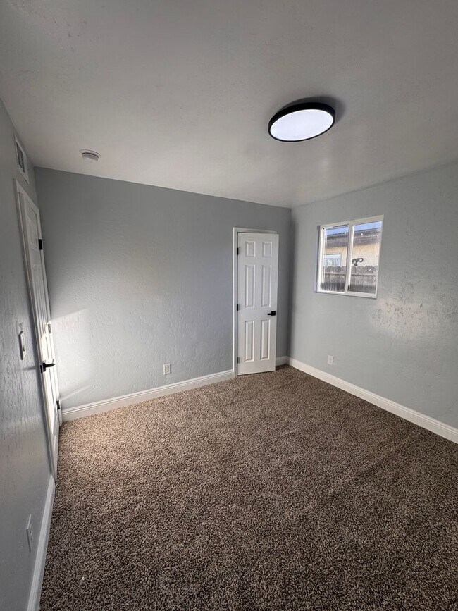 Building Photo - Single Family Home
