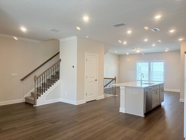 Building Photo - 2756 Devon Vale St