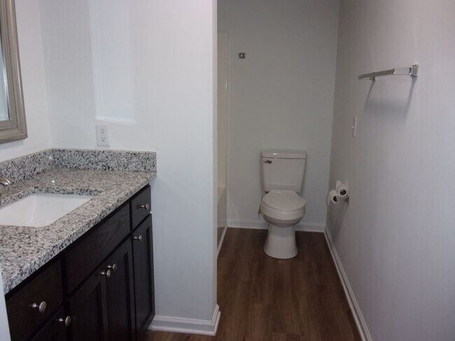 Building Photo - 3 Bedroom 2 Bath Home across from city park