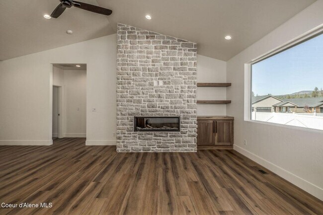 Building Photo - New Home in Thayer Farms North!