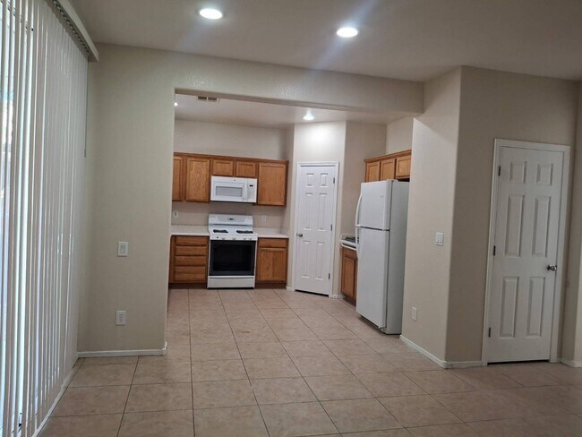 Building Photo - 2820 Dowitcher Ave