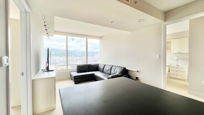 Building Photo - 2 BEDROOM HIGH FLOOR UNIT IN KAKAAKO