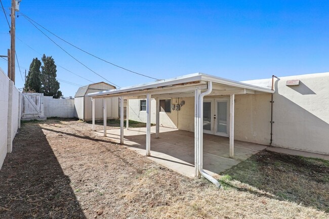Building Photo - Roomy 3 Bedroom Home with a Fireplace