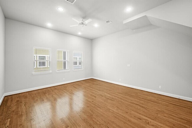Building Photo - 611 W 24th St