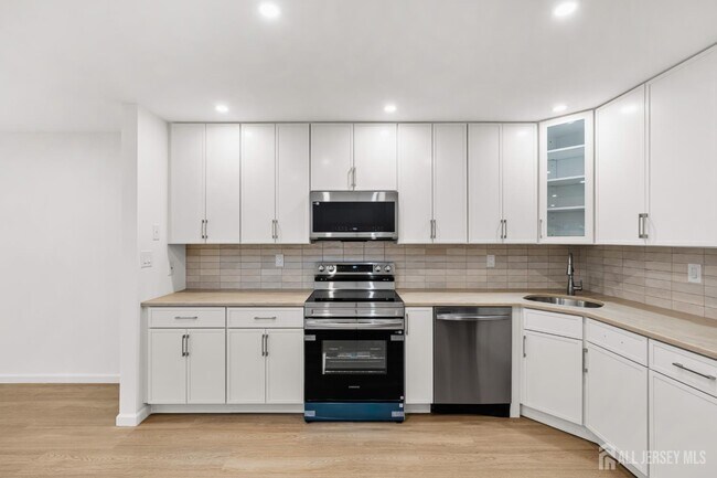 Building Photo - 29A Hillsborough Dr
