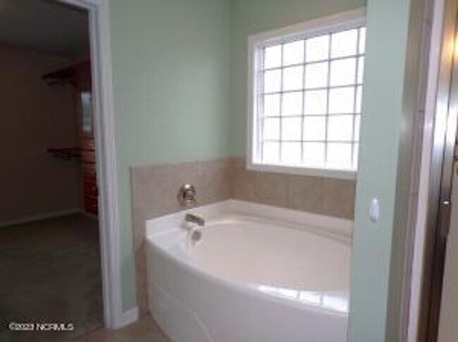 Building Photo - 4 Bedroom 2.5 Bathroom home located in Carolina Subdivision