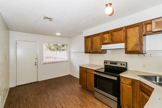 Building Photo - 323 W William Cannon Dr