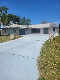 Building Photo - 641 NW Billiar Ave