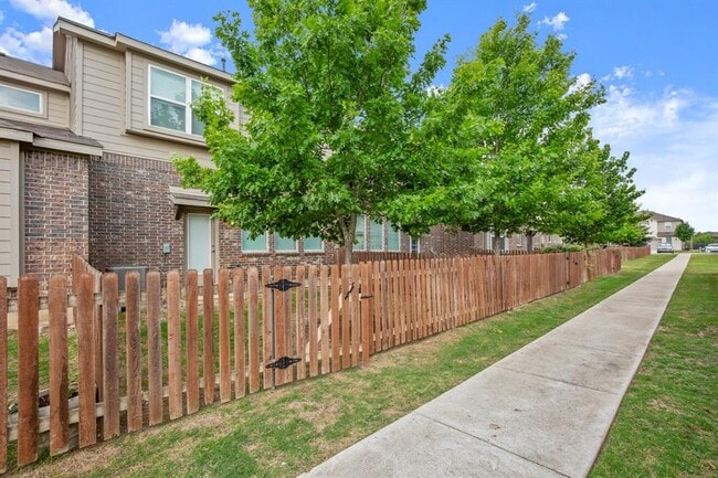 Building Photo - 602 Caterpillar Ln
