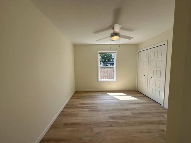 Building Photo - 2 Bedroom/1 Bath Duplex Available For Rent