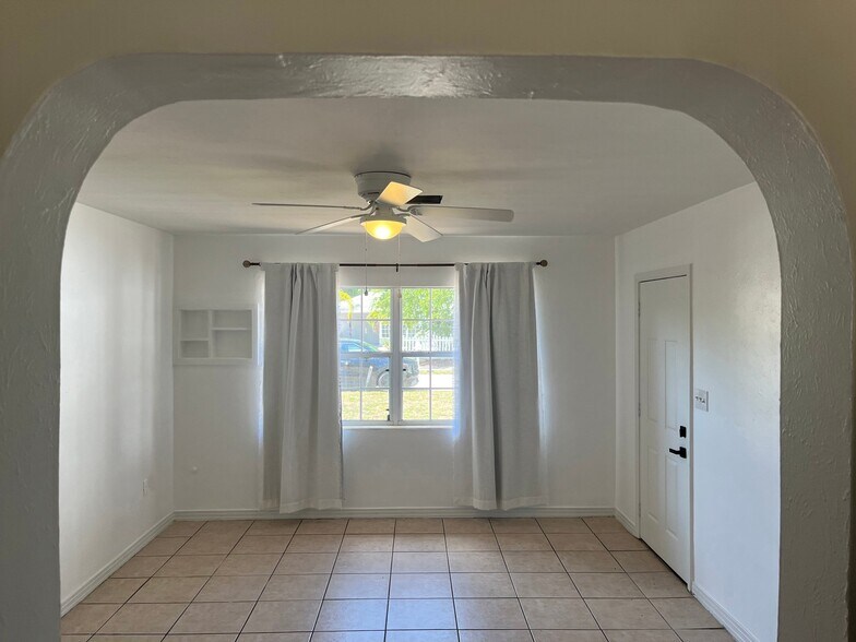 Building Photo - 2164 Bougainvillea St