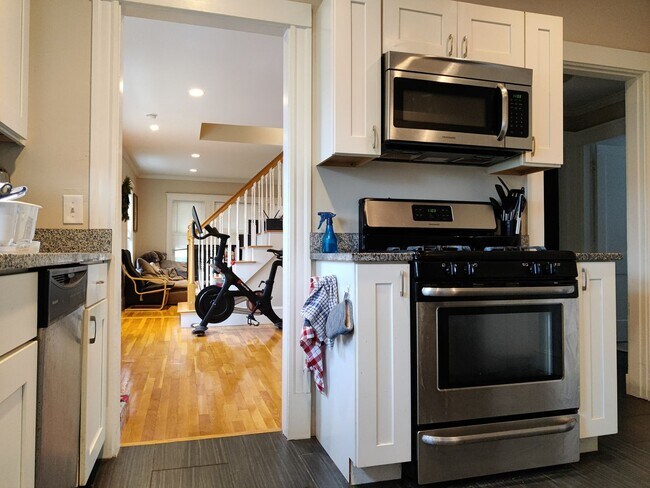 Building Photo - No brokers fee, Large Recently Renovated Unit, Free Laundry, Parking Included, Stainless Steel Ap...