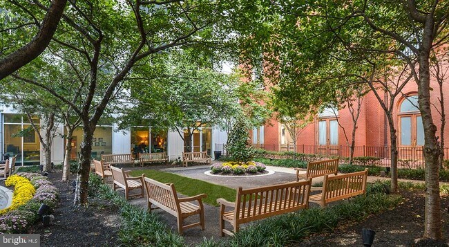 Building Photo - 206 W Washington Square