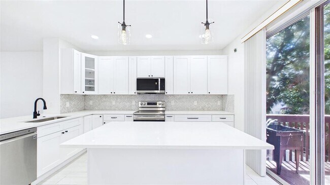 Building Photo - 3175 Bayshore Oaks Dr
