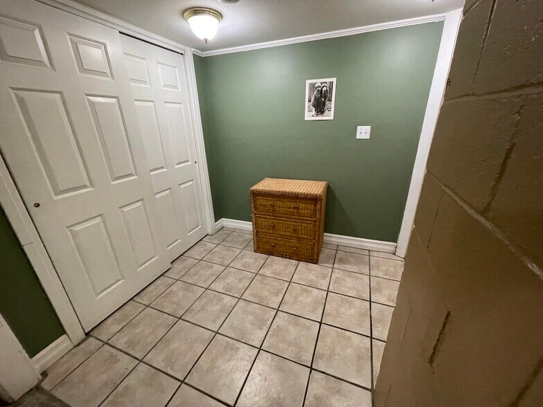 foyer - 419 Triphammer Rd