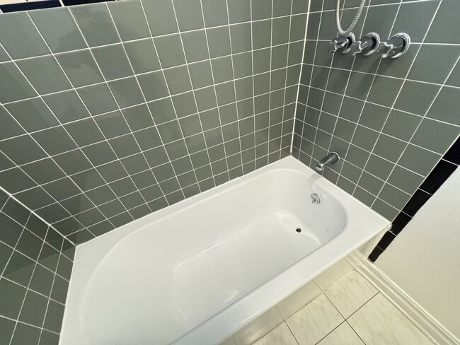 Building Photo - 1960 Argyle Ave