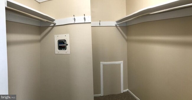 Building Photo - 6113 Hilltop Dr