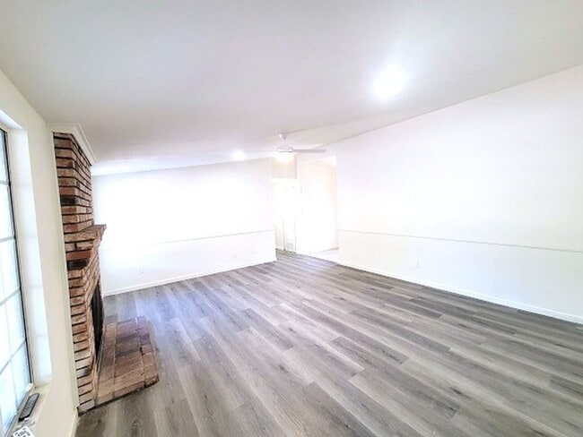 Building Photo - Renovated Single Story House - Close to Fr...