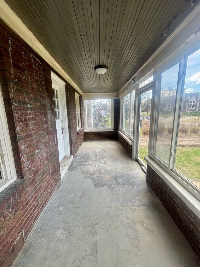 Building Photo - 1305 Larchmont Ave