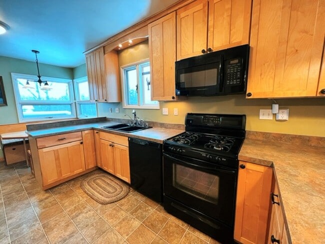 Building Photo - Spacious Midtown Two Bedroom with Utilitie...