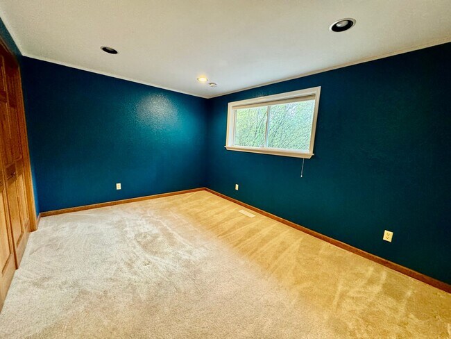 Building Photo - Renovated Woodinville home sitting in park like setting.