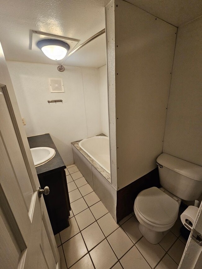 Building Photo - r1319LBP