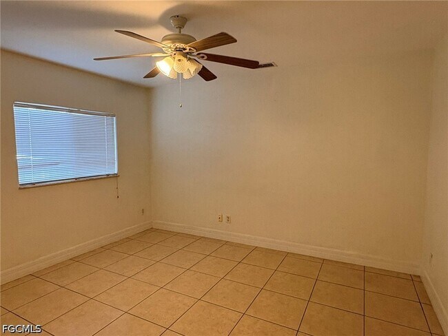 Building Photo - 3824 SW 8th Pl