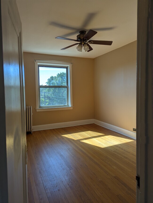 Building Photo - 435 N Lombard Ave