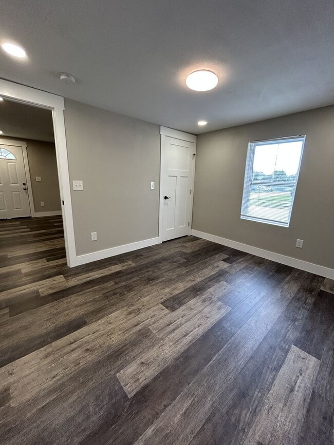 Building Photo - PRE LEASING!!! AVAILABLE JUNE 8TH! 1 Bedroom/1 Bathroom
