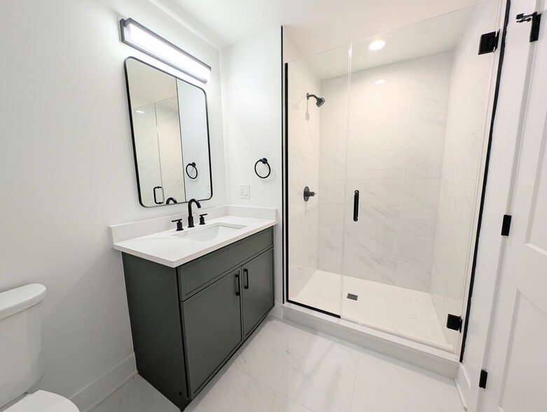 Building Photo - 1453 Maple Ave