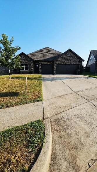 Primary Photo - 205 Holt St